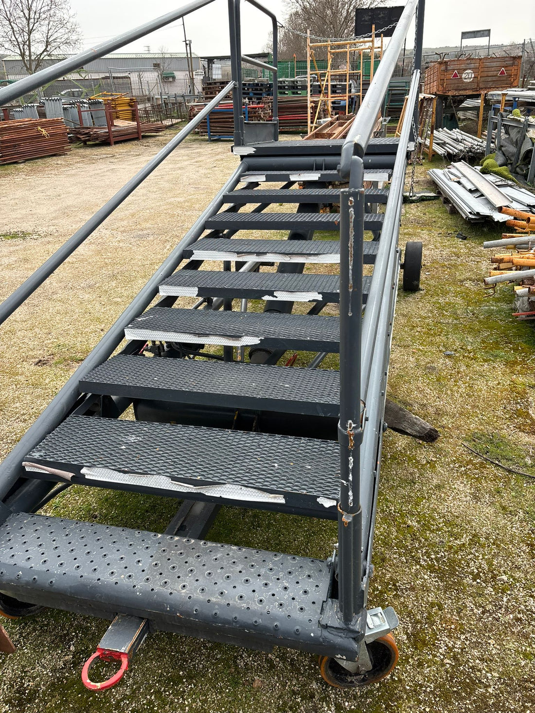 Escalera industrial portátil metálica con barandillas y ruedas