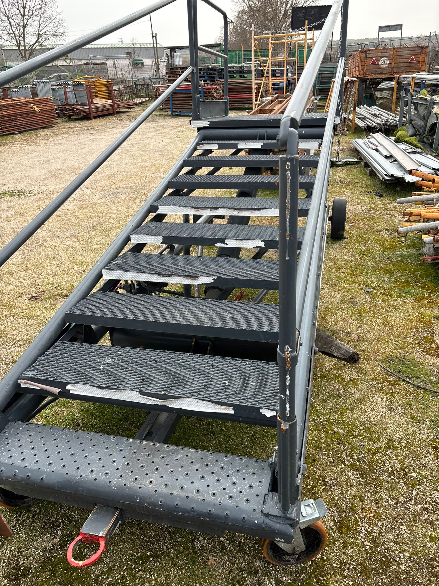 Escalera industrial portátil metálica con barandillas y ruedas