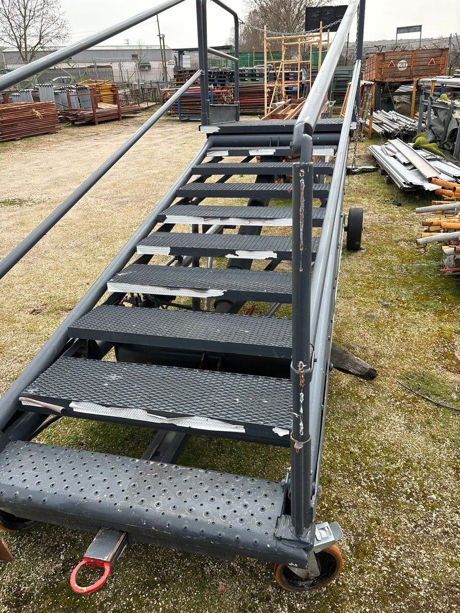 Escalera industrial portátil metálica con barandillas y ruedas