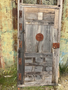 Puerta antigua castellana con reja de forja artesanal siglo XIX/XX