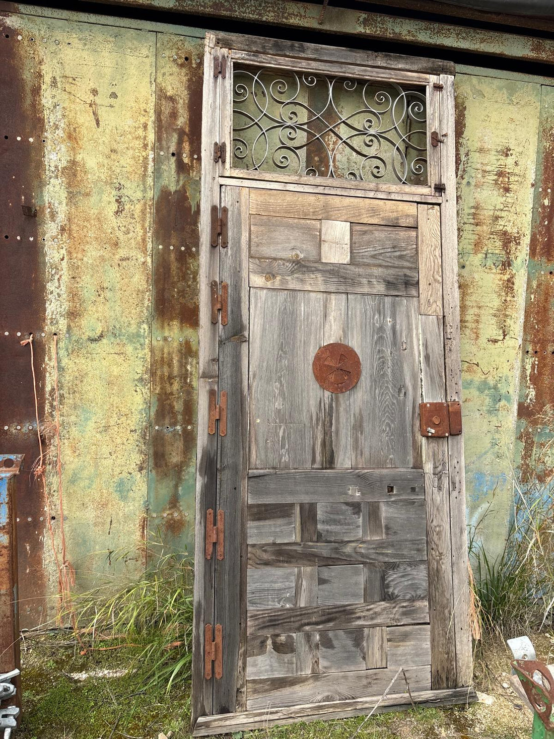 Puerta antigua castellana con reja de forja artesanal siglo XIX/XX