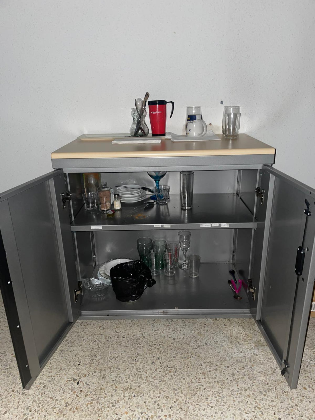 Mueble Auxiliar Metálico con Encimera – 2 Puertas y 2 Estantes