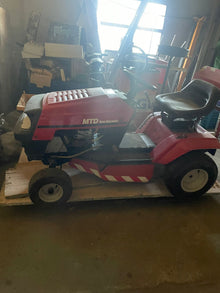 Tractor cortacésped MTD Yard Machines profesional para jardines grandes