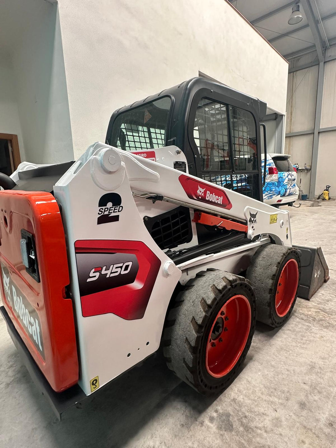 Minicargadora Bobcat S450 2021 con joystick y ruedas macizas